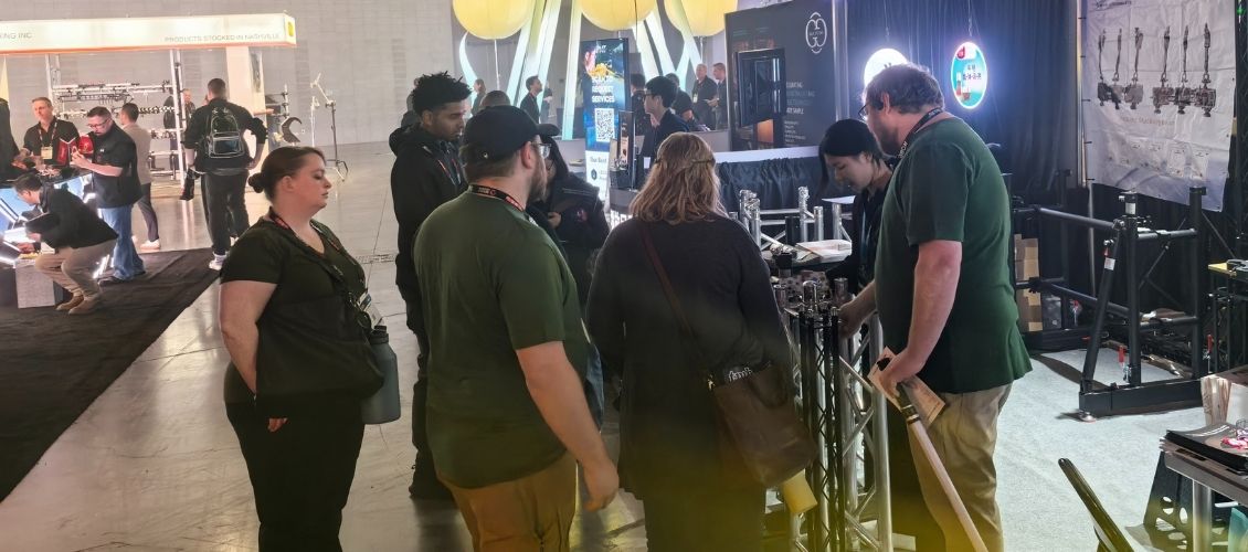 Customers inquiring about GF-Truss products at the exhibition