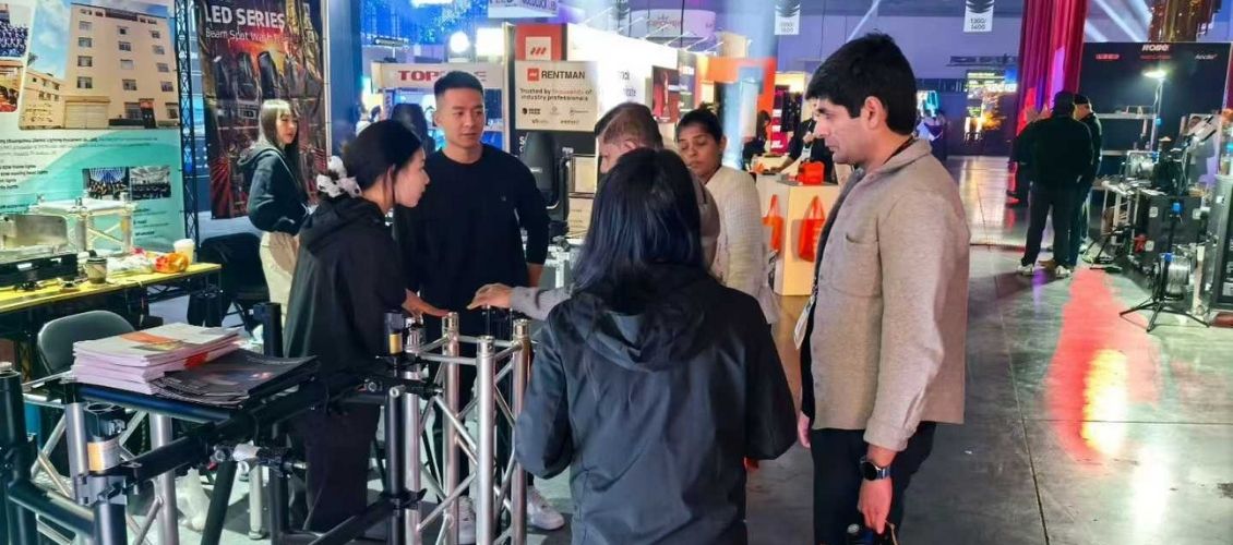 Visitor viewing GF-Truss LED screen support solution at the booth