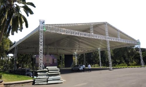 Truss tower system supporting a temporary roof structure for an outdoor event Truss tower system supporting a temporary roof structure for an outdoor event