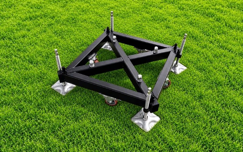 Support base for spigot truss pillars in stage event structures Support base for spigot truss pillars in stage event structures