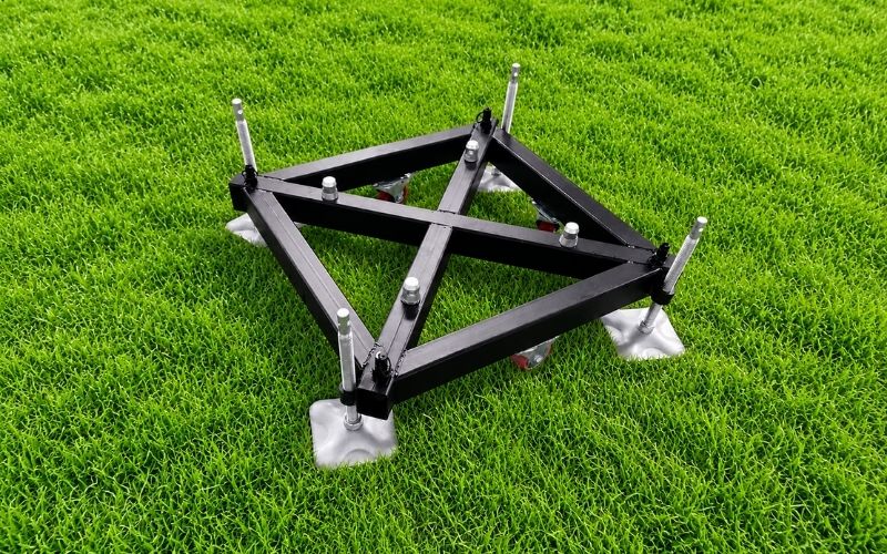 Steel truss base with wheels for supporting truss pillars in stage lighting systems Steel truss base with wheels for supporting truss pillars in stage lighting systems